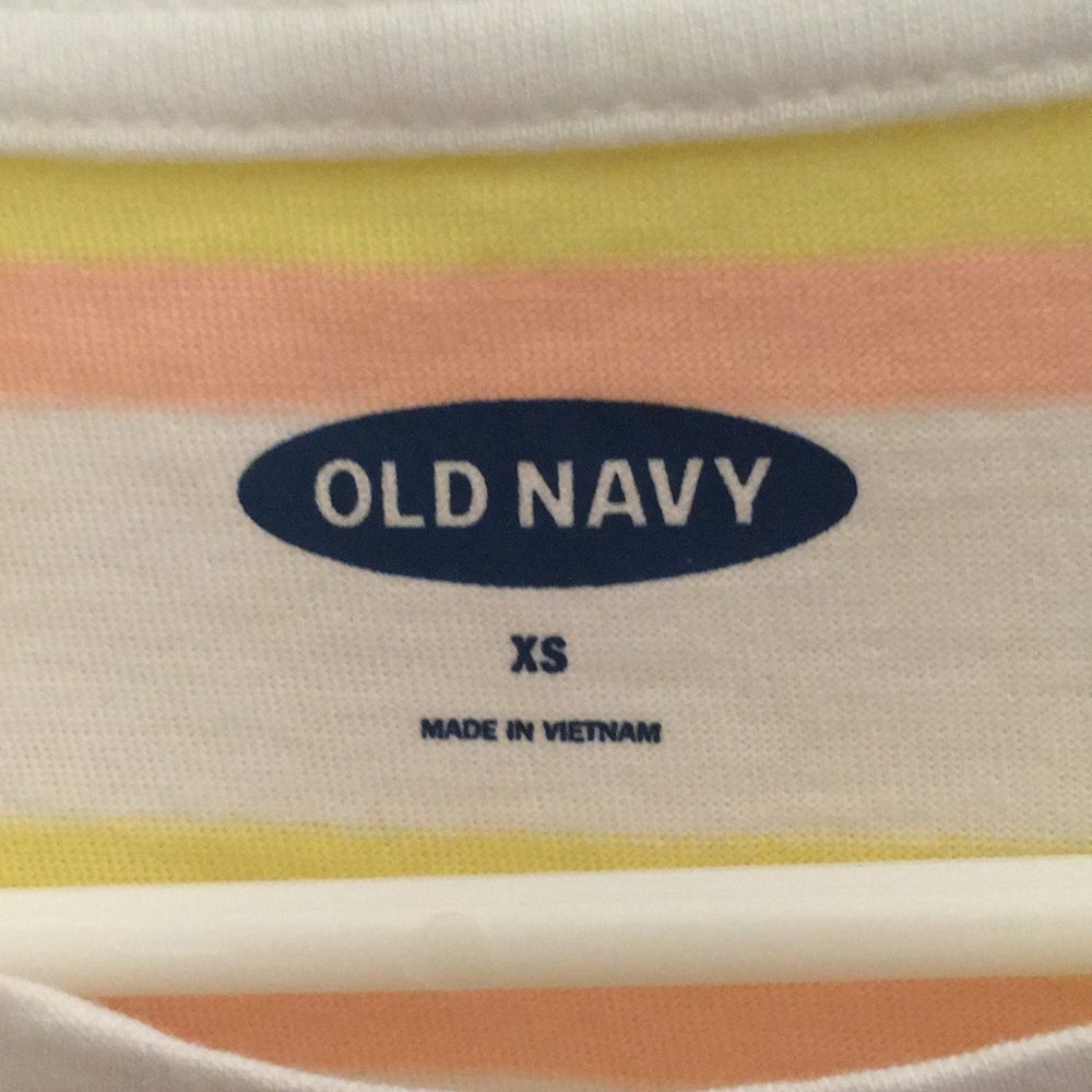 Women’s Old Navy T-shirt - Picture 3 of 4